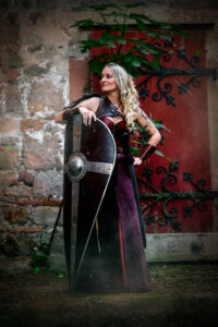 Fantasy-Autorin Mira Valentin im Cosplay als Vikinger Schildmaid
